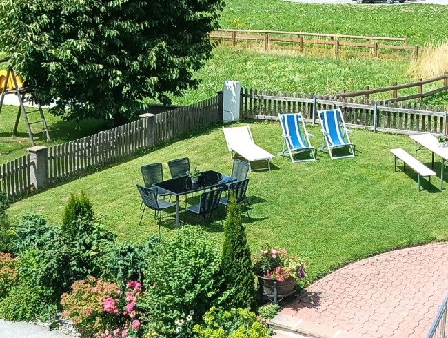 Großer Garten für Sonnenbäder und gemütliches Entspannen