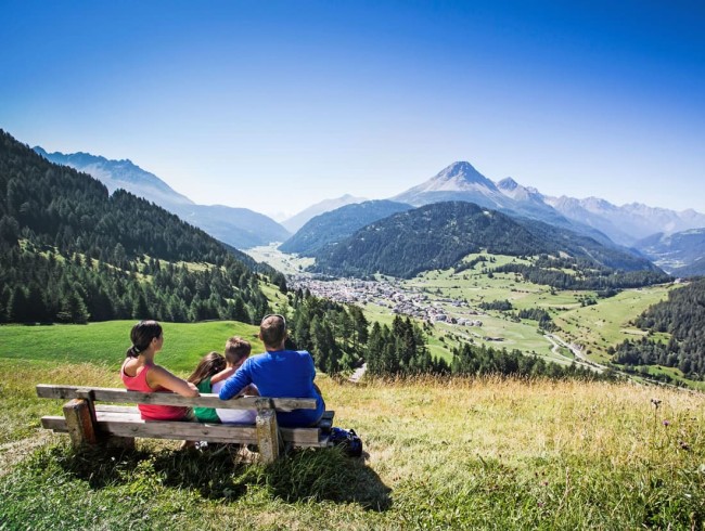 Rast auf einer Bank in Nauders mit herrlicher Aussicht © TVB Tiroler Oberland_Daniel Zangerl 